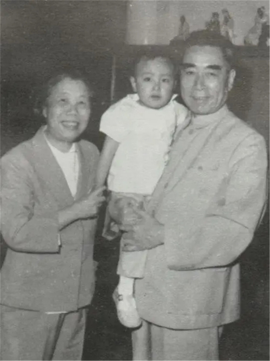 1976年周总理不幸逝世，毛主席流泪仰天长叹：恩来，你还是走了啊