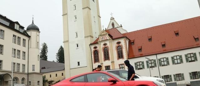 保时捷卡宴属于什么档次的车,在德国人眼里奥迪是豪华品牌吗