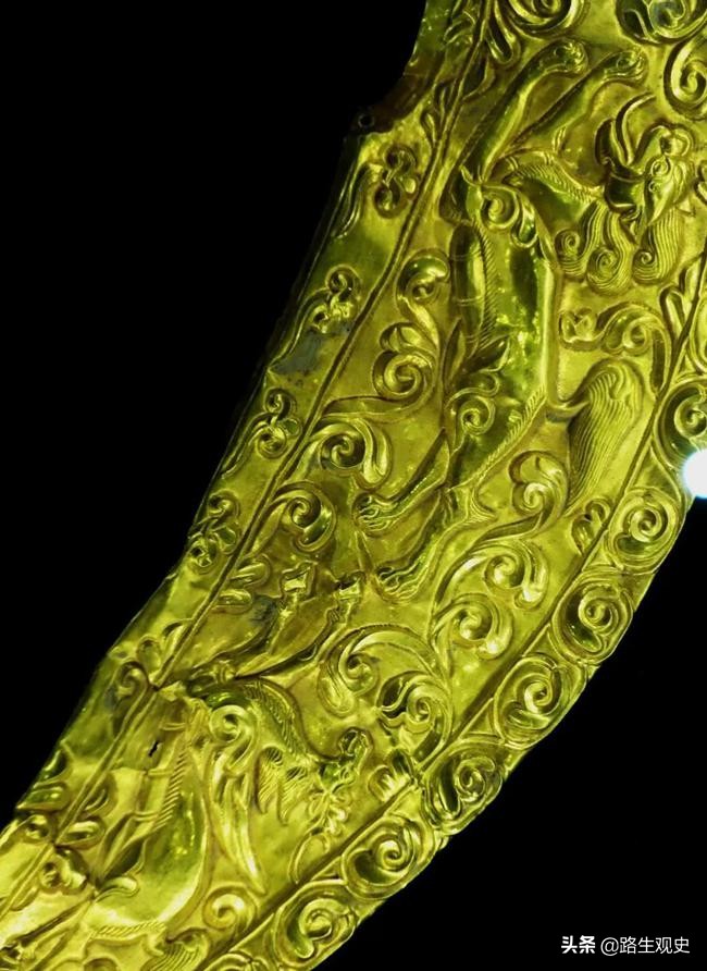 马步芳盗挖青海都兰古墓，派1个工兵营进驻，拿走金银器留下丝绸