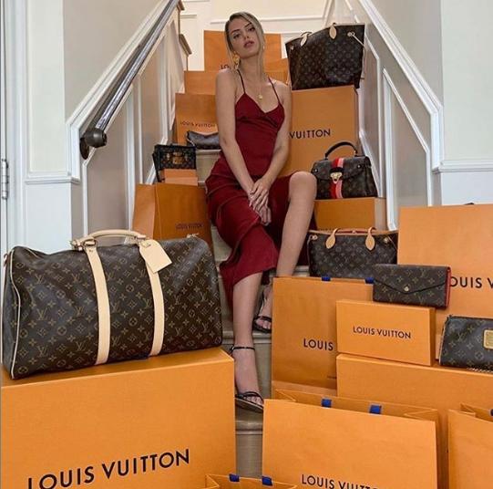 国外富二代圣诞集体炫富：私人飞机只是入门水平，奢侈品堆满全身