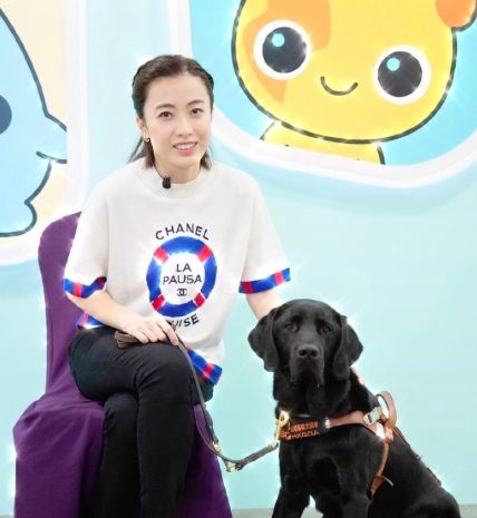 香港女首富甘比被质疑品味？参加公益活动一件半袖价值1万4