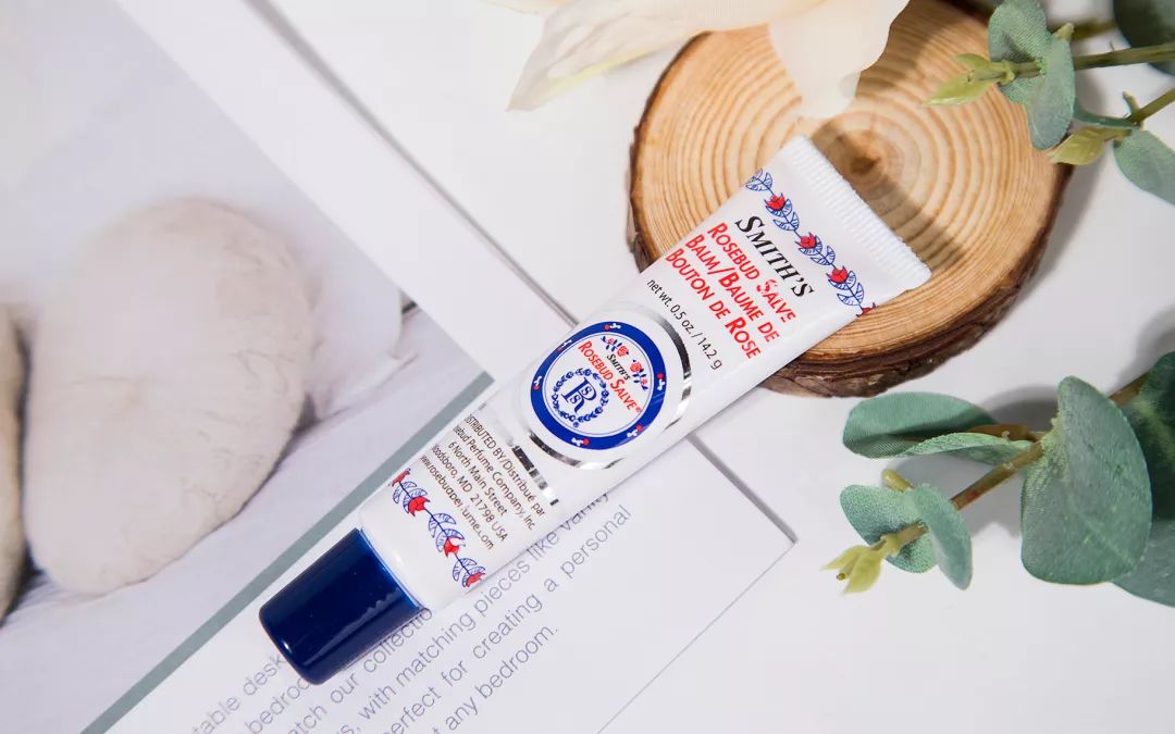 让你的嘴唇滋润一整天,让嘴巴嫩的唇膏