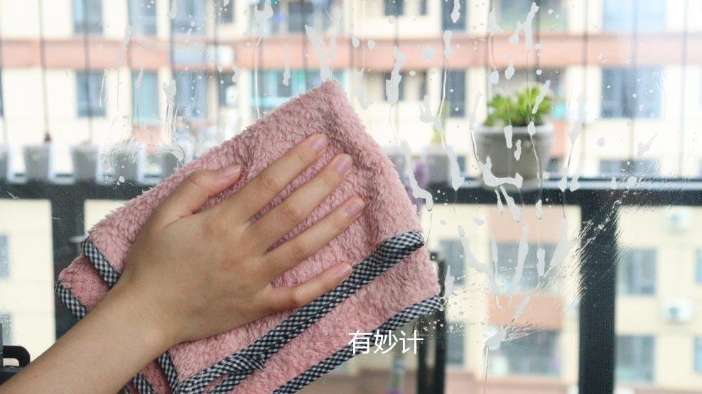 玻璃太脏不好清洗教你一招,如何清理常年风吹日晒的玻璃污垢