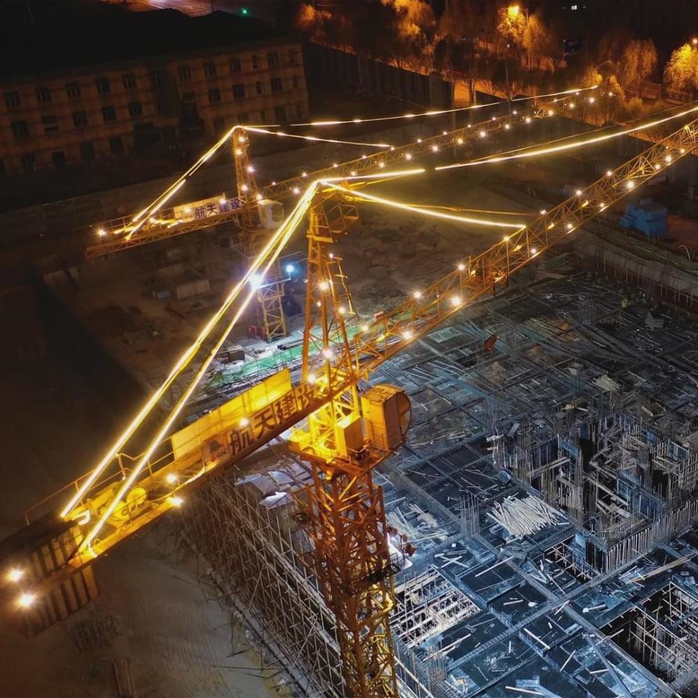 比建筑还高的百米塔吊，是怎么搭建升高？司机是怎么上去和下来的