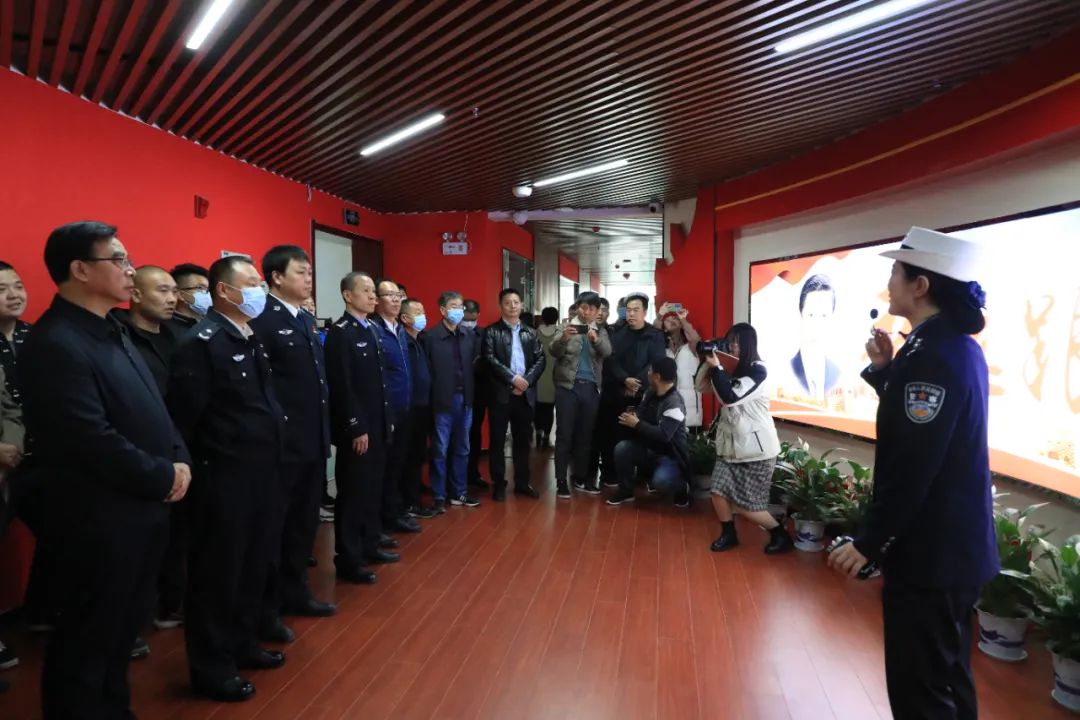 交警中队向人大汇报,晋城交警连心桥