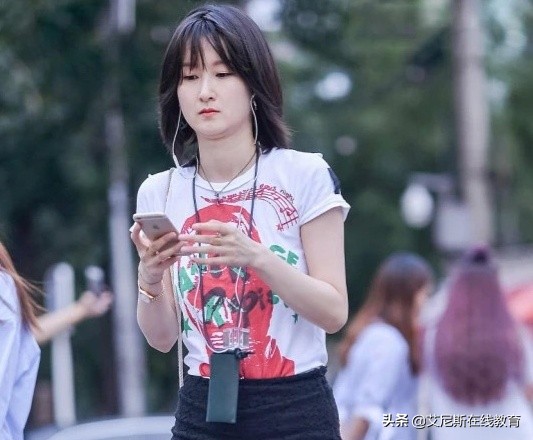 一条腿魔鬼，一条腿天使，让零零后疯狂的“阴阳袜”，网友：太丑