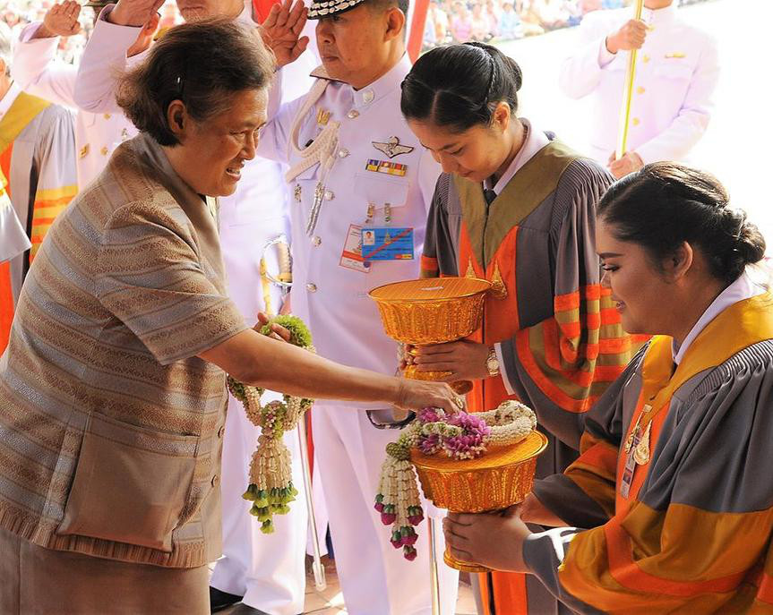 公主和国王简朴又亲民，公主像卖菜大婶，国王像民工大叔