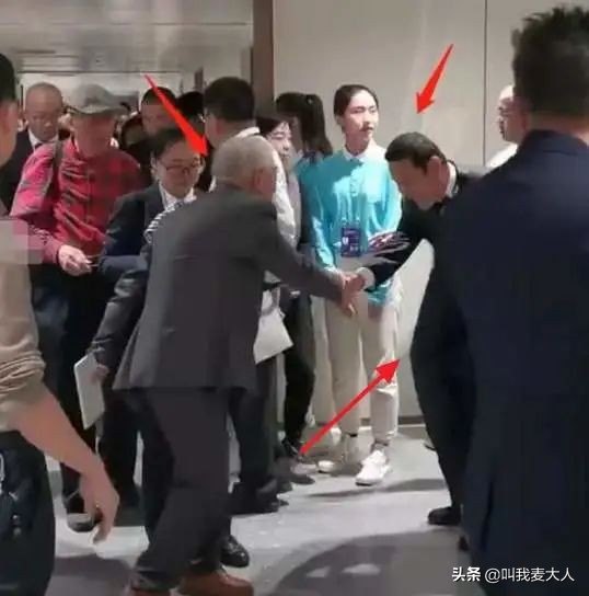 让陈道明屈膝弯腰,让张国立冯小刚起立的老兵