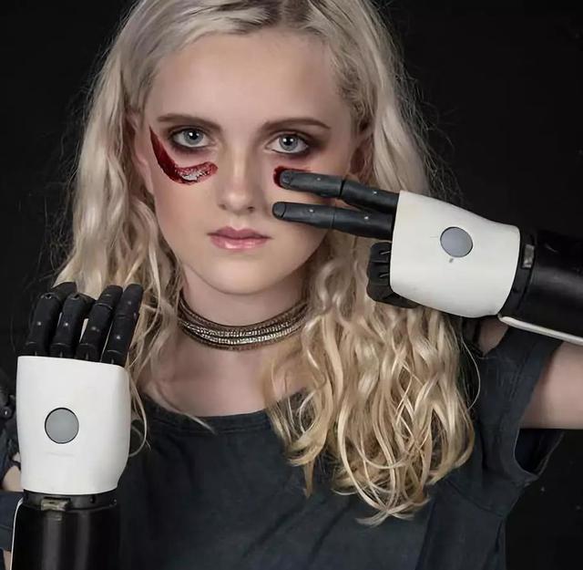 现实版阿丽塔，卡梅隆送她机械手臂，14岁已是炫酷美妆博主