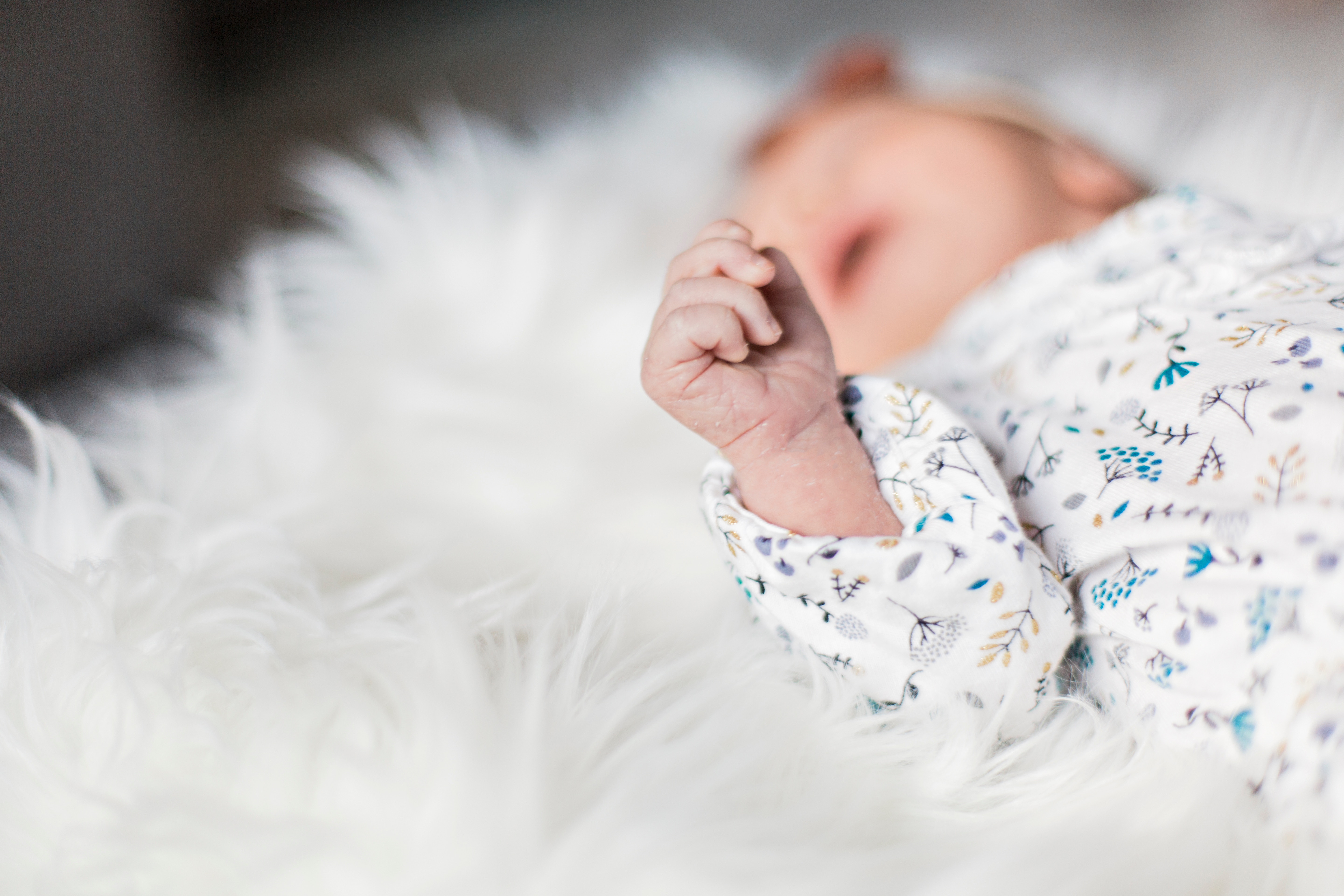 新手妈妈们，宝宝鼻子上的小白点千万别用手挤，否则后果很严重！