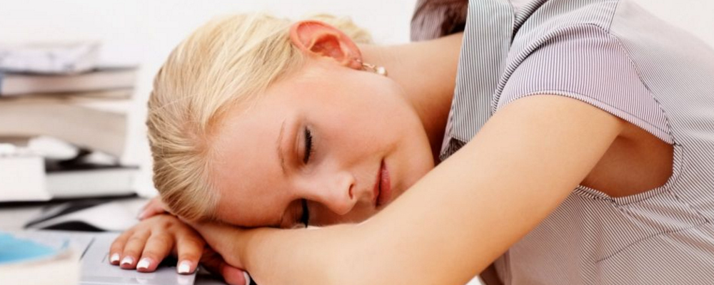 趴着睡觉为什么睡醒了脚麻,趴着睡午觉脚麻怎么回事