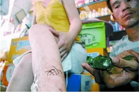 男孩喝碳酸饮料瓶爆炸,一小孩被喷泉水柱冲起