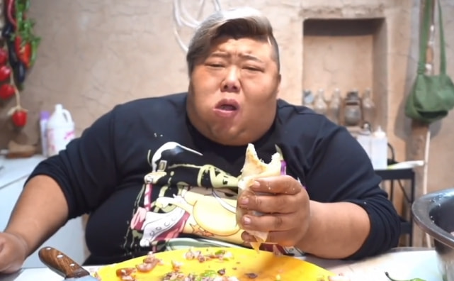 大胃王胖猴仔吃一整个猪头，呼吸困难症状加重，网友：相煎何太急