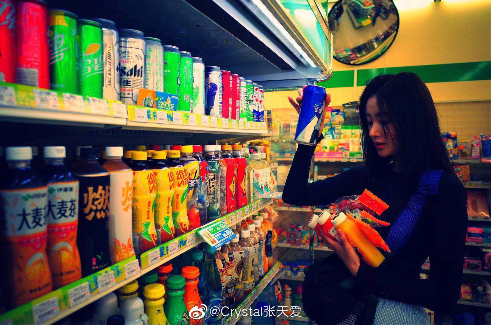 张天爱露腿不漏腰,张天爱采访现场大露美腿