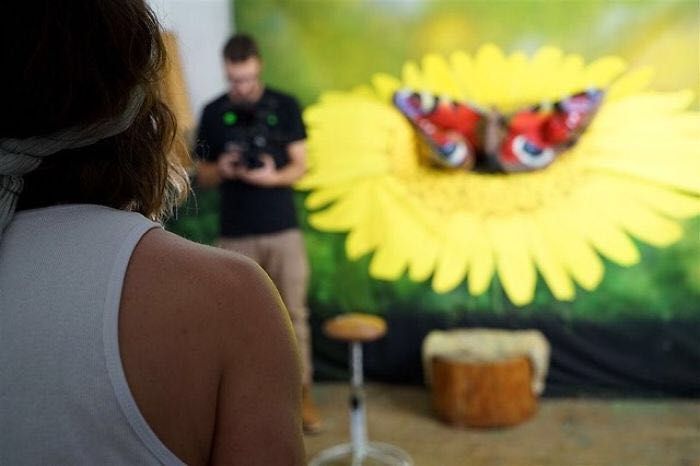 他把女人的身体画成一只蝴蝶，逼真地几乎真假难辨