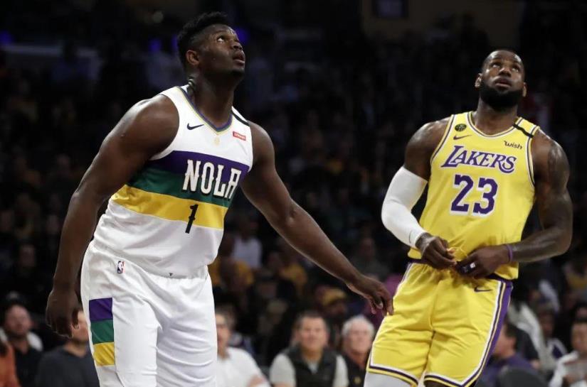 哈登身穿1号球衣上场,哈登上场仅仅32分钟就22投10中