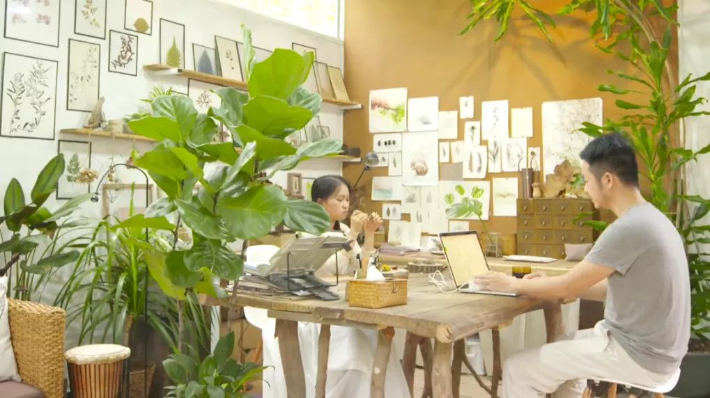 夫妻深山打造500万别墅,90后夫妻隐居山林自建小屋