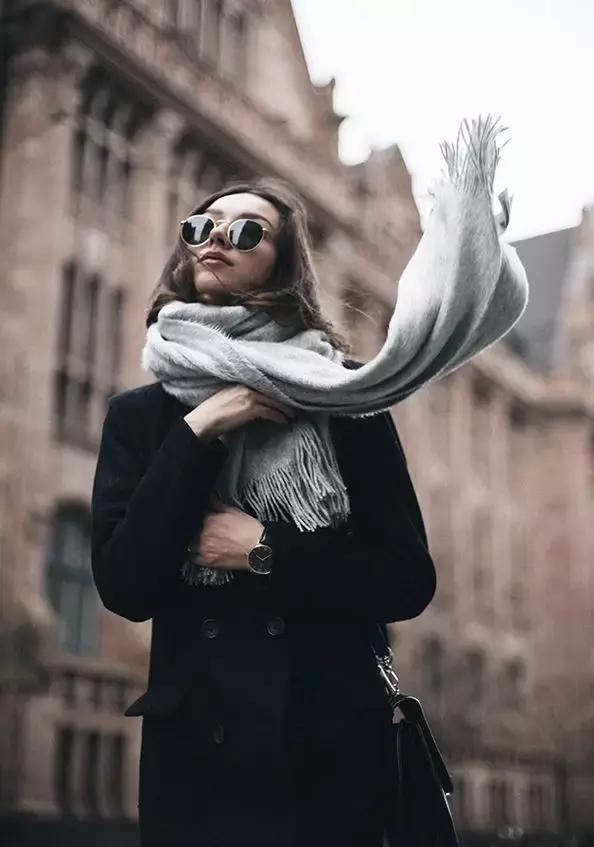 适合羽绒服显脸小围巾的系法,怎么给女生系围巾不会显脸小