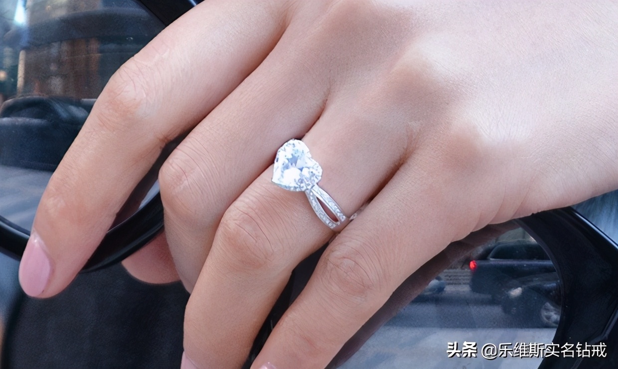 戒指戴在哪个手指上代表结婚了,戒指戴哪个手指上是代表结婚了