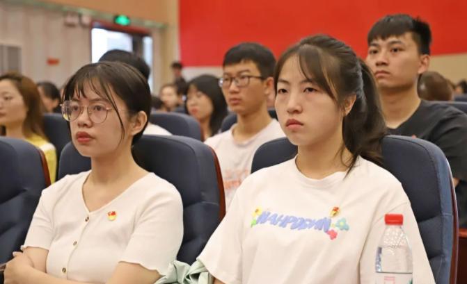 大学生入党必须满足各个要求吗,现在的大学生入党到底是为了什么