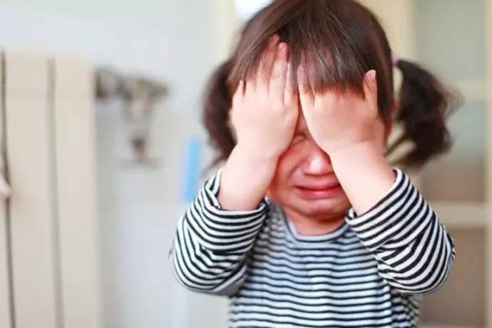 宝宝变成小粘虫，宝妈一刻不得闲，宝爸脑洞大开结果一招搞定