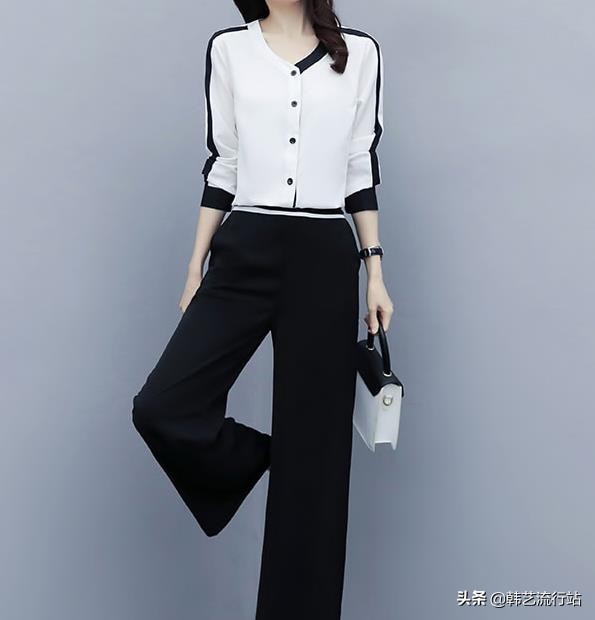 消费者永远喜爱最时尚黑白经典，成为韩国女装界的时尚焦点
