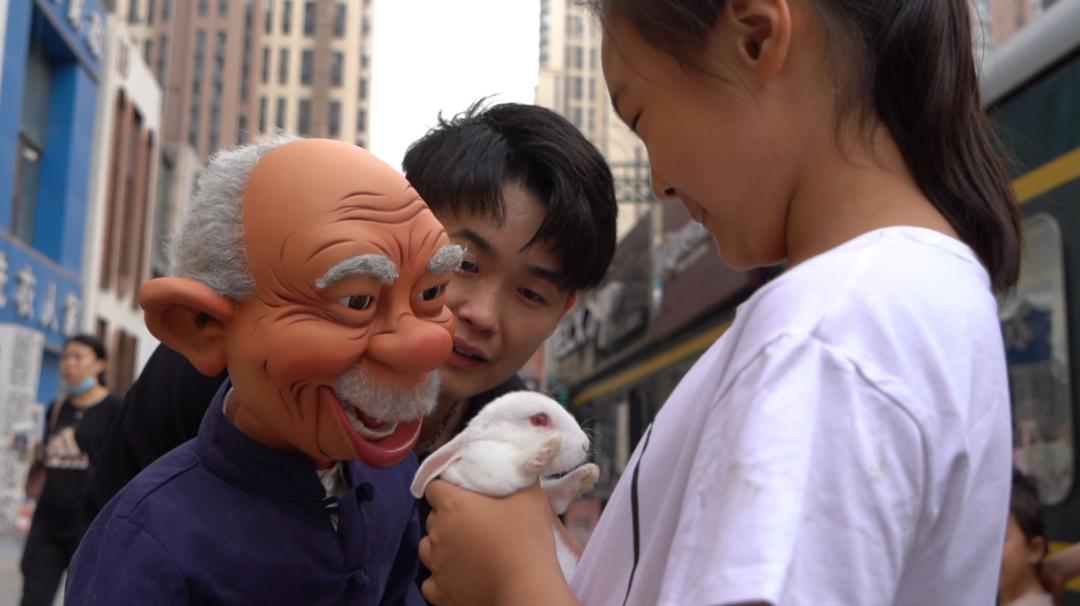 石家庄小伙用腹语拍段子年入千万,石家庄腹语小哥