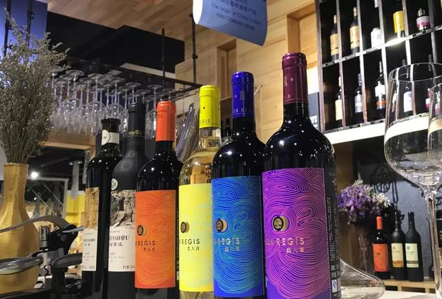 徒手开红酒木塞小技巧,开红酒的正确方法视频教程