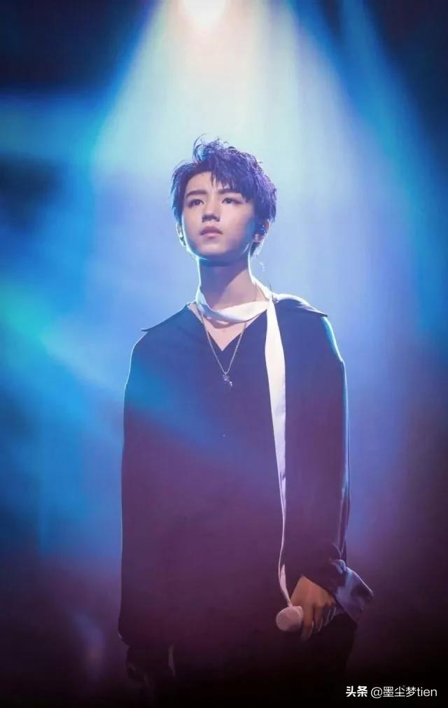 三小只王俊凯易烊千玺答题,tfboys王俊凯给易烊千玺递话筒