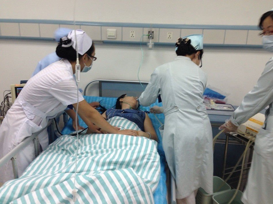 女子与三朋友酒后泡温泉，昏倒两日后死亡，谁来承担赔偿责任？