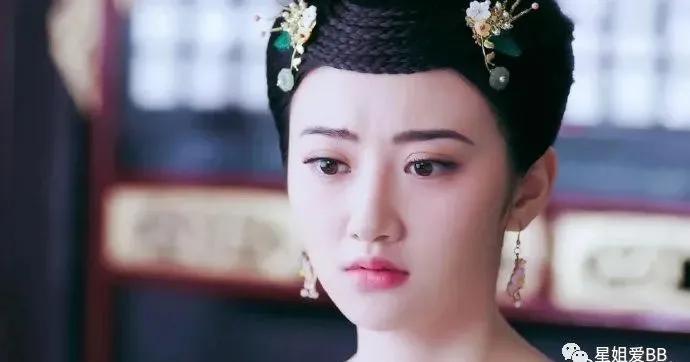 网上关于她整容的传闻屡见不鲜,自曝八年整容史