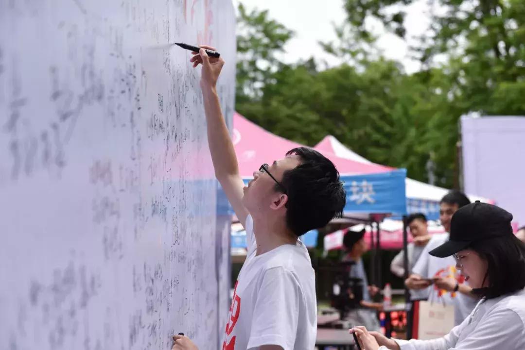 确认过眼神这是喝醉的人原版,确认过眼神是过年还要加班的人