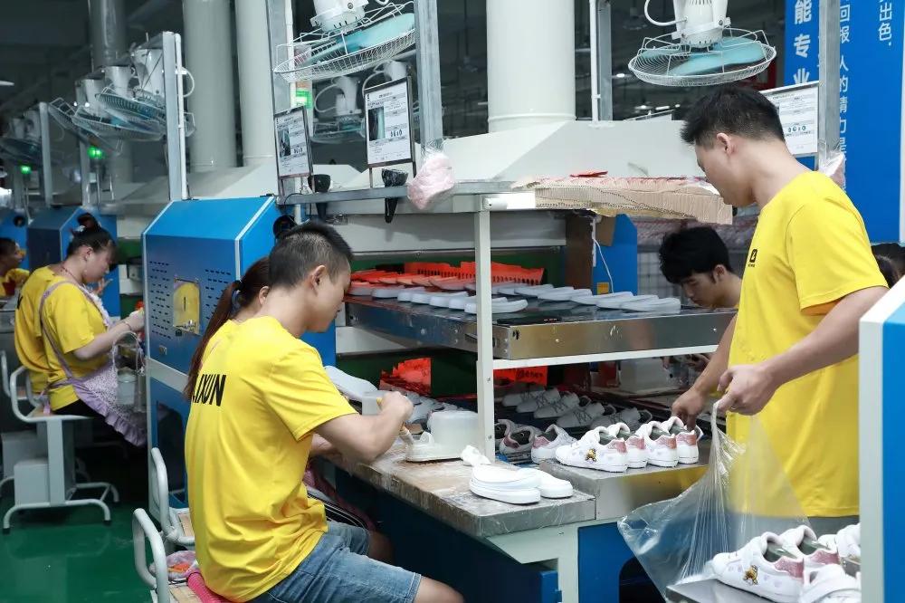 中央电视台CCTV-2正点财经走进利讯集团,对话黄火明先生