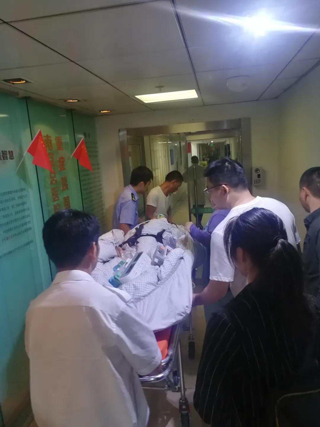 英雄归来不辱使命胜利回家,英雄回家感谢白衣天使