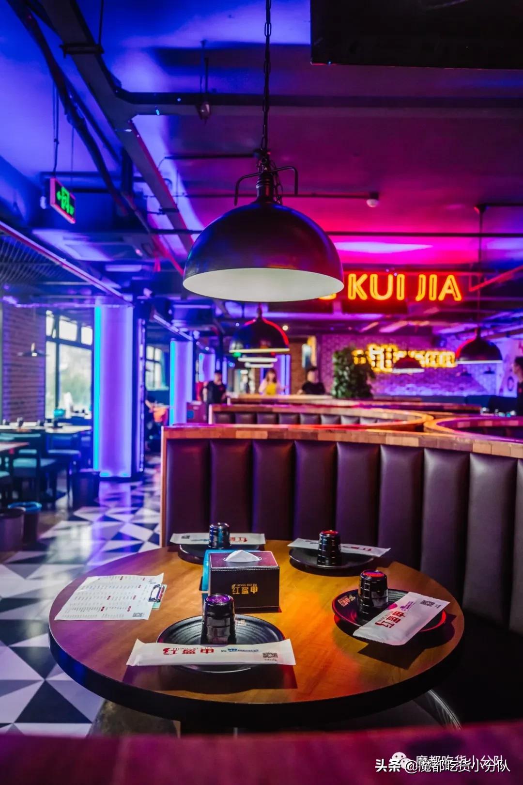 不会吧，红盔甲开KTV了