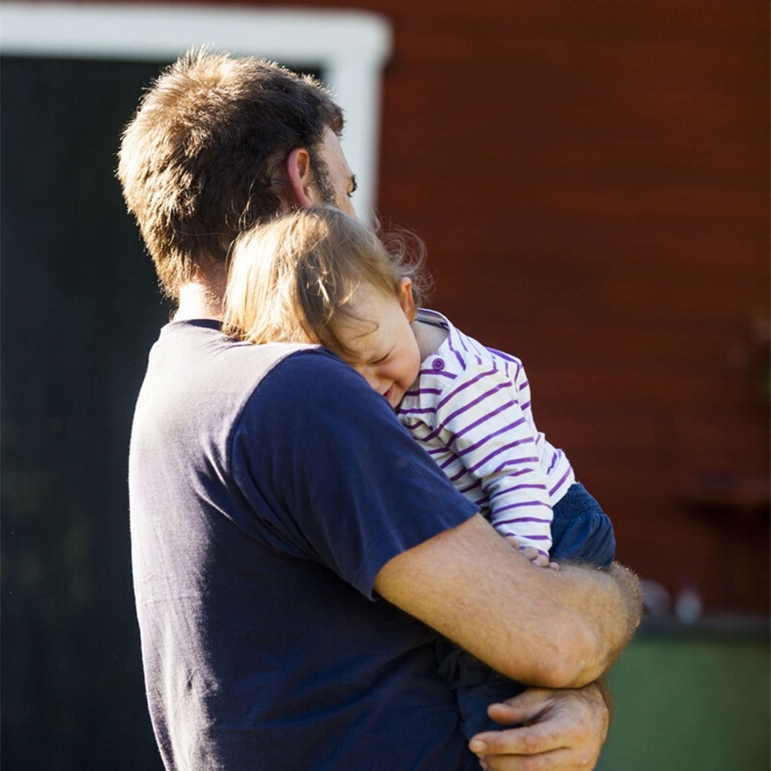 宝宝竖着抱就不哭了这是什么原因,宝宝平躺着很活泼一旦竖抱就呆了