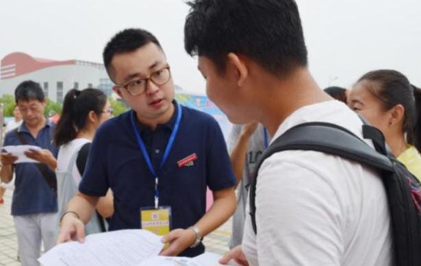 大学辅导员工资单曝光，看到真实收入后，网友直呼羡慕极了