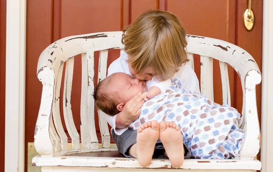 连生7个儿子终于迎来嫡女,整个家族都生女孩