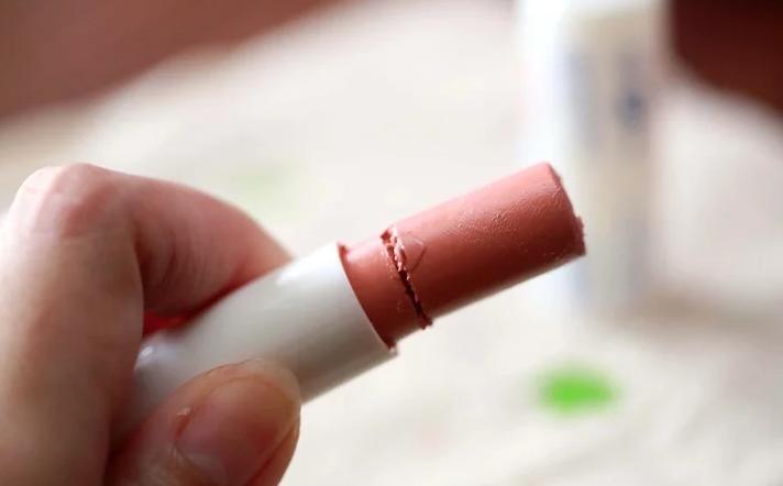 口红断了千万别丢这招修复,口红尖碰坏了怎么复原