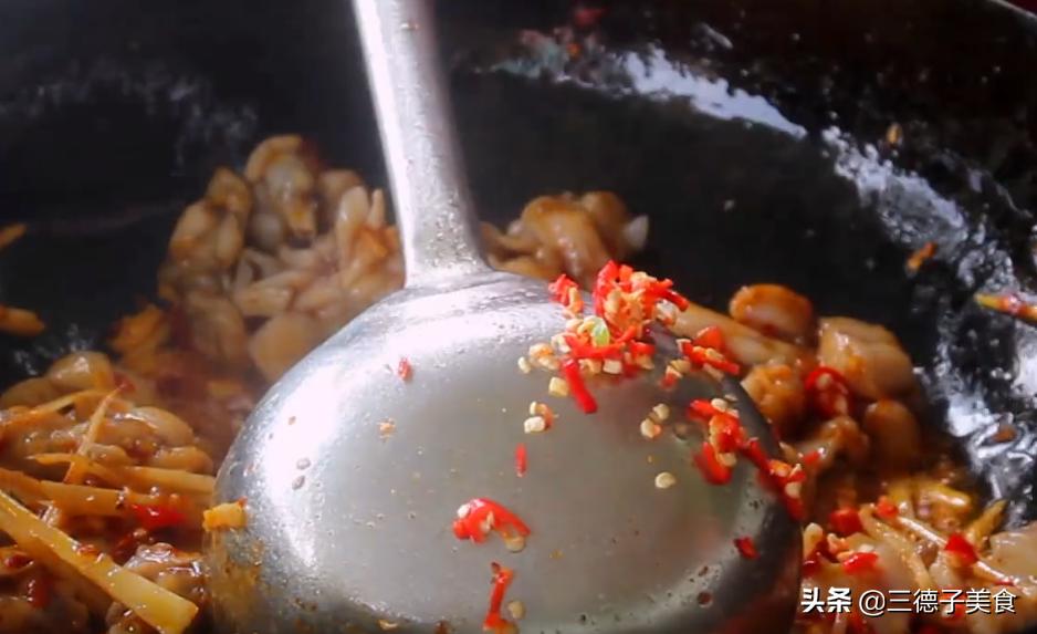 麻辣牛蛙肥肠鱼火锅最正宗做法,麻辣干锅牛蛙的做法大全视频