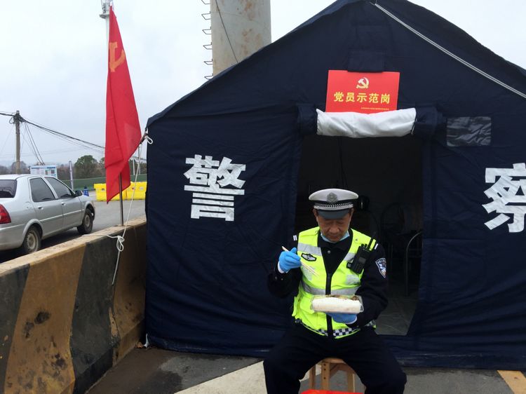 59岁老民警主动请缨上疫情防控一线，龙其安以卡为家创作抗疫诗歌