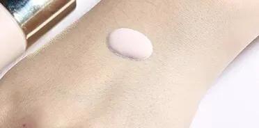 cpb长管隔离和ysl隔离哪个好用,选择一款适合自己的隔离很重要