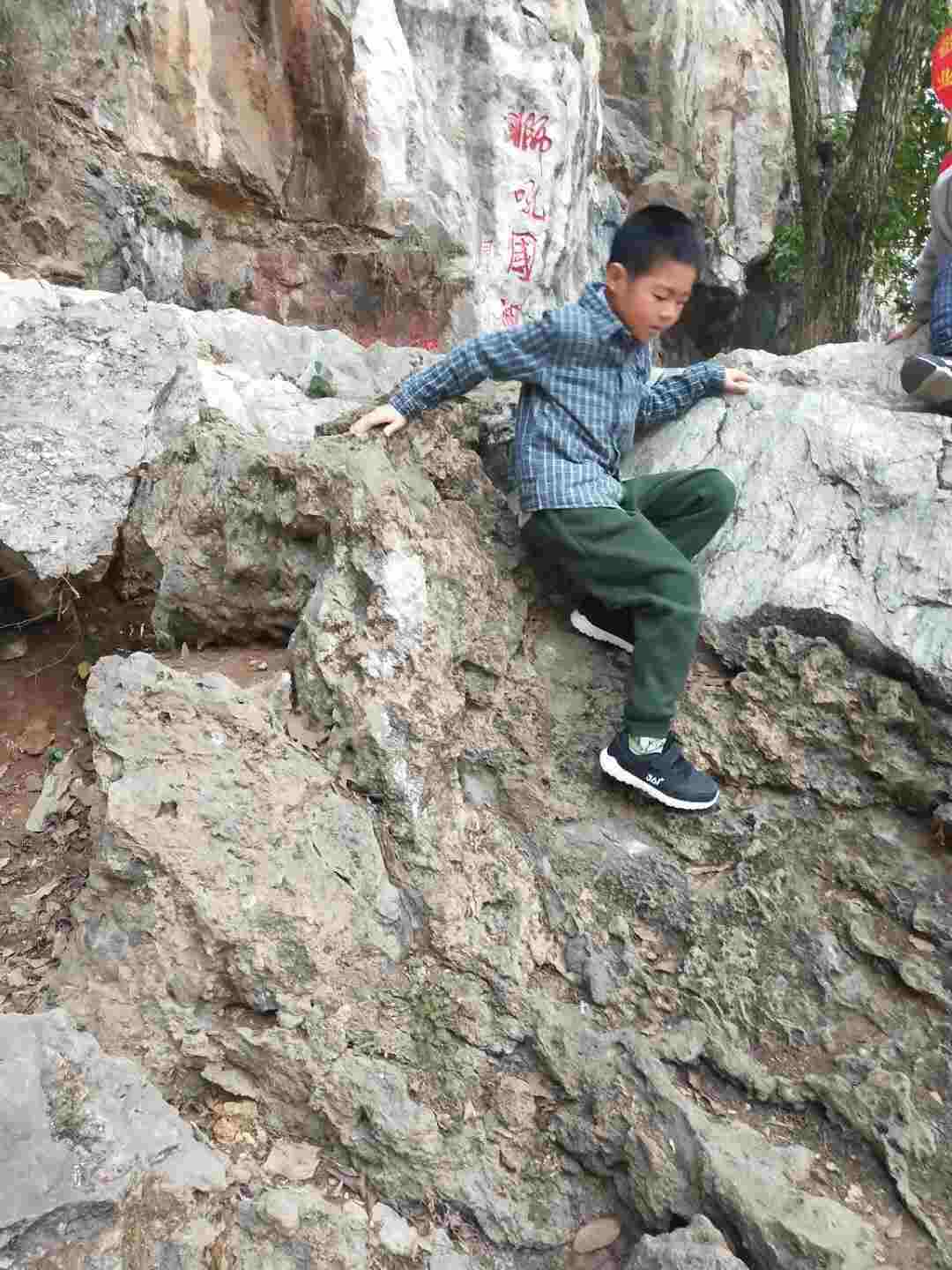 情知不久须相见，一日甚三秋，愁来不自由。‖马坝人遗址公园