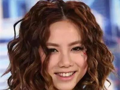 杨幂终于换新发型!老气卷发换活力直发,33岁摇身一变成“00后”