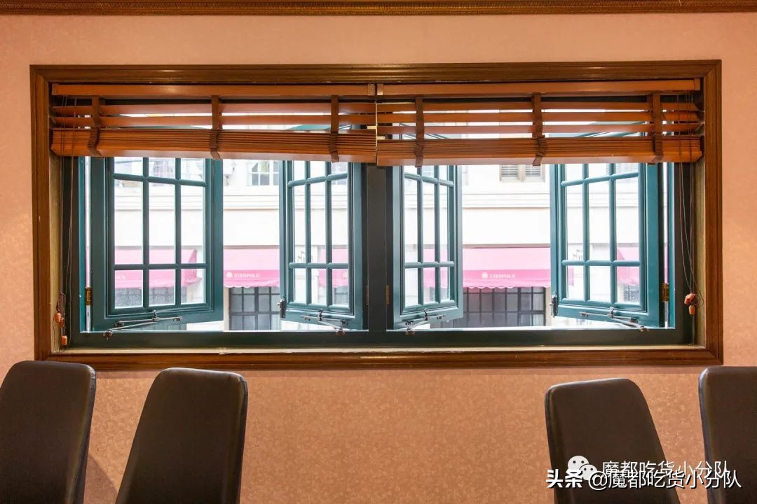 这店，客人提行李箱去吃