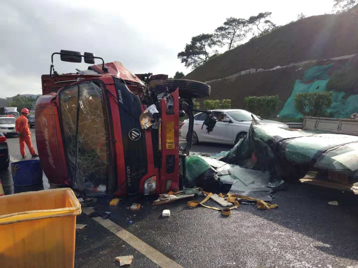 阳光刺眼导致追尾,阳光刺眼追尾事件