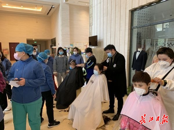 得知是援汉医疗队买对讲机，店铺老板二话没说捐了5台