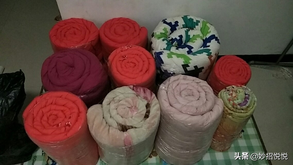 被子冬天简单方便收纳,最省空间的棉被收纳