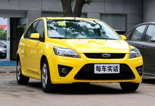 福克斯两厢2.0自动豪华运动,运动款福克斯与普通版的区别