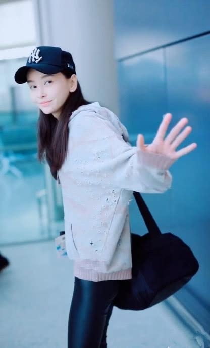 于文文机场灰色卫衣戴黄墨镜,于文文穿皮裤唱体面